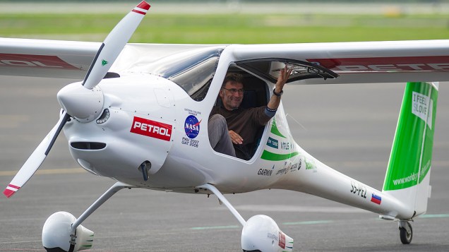 Matevz Lenarcic , biólogo e ambientalista, após pousar com seu aeroplano no aeroporto de Brnik, na Eslovênia. No dia 9 de janeiro, ele partiu em uma jornada pelo mundo em uma aeronave ultraleve
