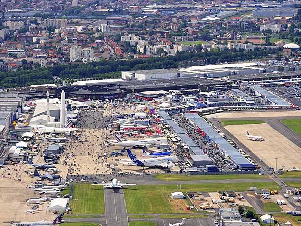 Mais de 140 aeronaves estão em exibição em Le Bourget, entre helicópteros e aviões civis e militares. 42 delas estão fazendo voos de demonstração Mais de 140 aeronaves estão em exibição em Le Bourget, entre helicópteros e aviões civis e militares. 42 delas estão fazendo voos de demonstração