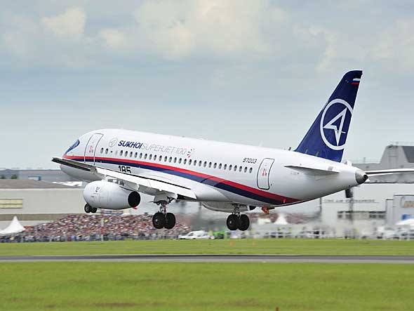 Um jato russo Sukhoi Superjet 100 decola em Le Bourget. Com configurações que vão de 75 a 95 assentos, esse avião, que voou pela primeira vez em 2008, compete com os modelos da Embraer