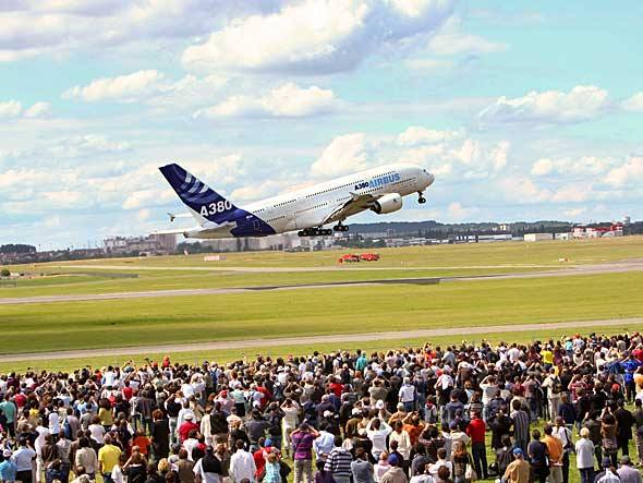  <br><br>  Uma multidão observa o Airbus A380. Mas não é fácil manobrar o maior avião de passageiros do mundo no congestionado Le Bourget. Ontem, a aeronave bateu a asa numa estrutura próxima à pista e teve de ser substituída