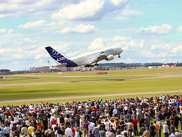 <br><br> Uma multidão observa o Airbus A380. Mas não é fácil manobrar o maior avião de passageiros do mundo no congestionado Le Bourget. Ontem, a aeronave bateu a asa numa estrutura próxima à pista e teve de ser substituída <br><br> Uma multidão observa o Airbus A380. Mas não é fácil manobrar o maior avião de passageiros do mundo no congestionado Le Bourget. Ontem, a aeronave bateu a asa numa estrutura próxima à pista e teve de ser substituída