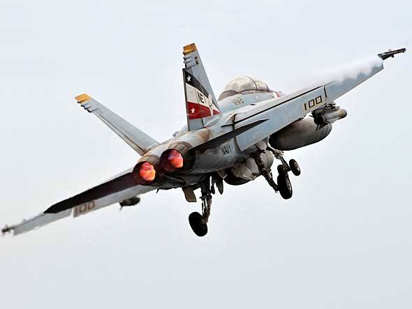 A Boeing levou vários aviões militares a Le Bourget. O jato de combate F/A-18F Super Hornet tem vários voos de exibição programados no evento A Boeing levou vários aviões militares a Le Bourget. O jato de combate F/A-18F Super Hornet tem vários voos de exibição programados no evento