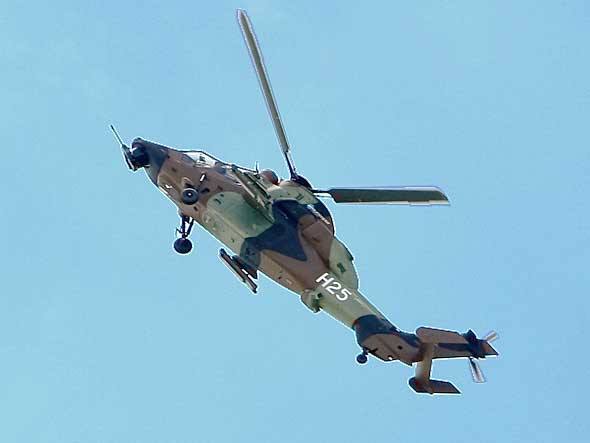 O helicóptero Tigre, da Eurocopter, demonstra sua capacidade de manobra. Sua fuselagem é feita de 80% de polímero com fibra de carbono e kevlar, material que também é usada em coletes à prova de balas O helicóptero Tigre, da Eurocopter, demonstra sua capacidade de manobra. Sua fuselagem é feita de 80% de polímero com fibra de carbono e kevlar, material que também é usada em coletes à prova de balas