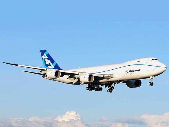 O cargueiro Boeing 747-8i chegou a Paris queimando combustível misto, 85% de querosene e 15% de óleo de camelina. Em sua versão para passageiros, o 747-8 leva 467 pessoas, 51 a mais que seu antecesso