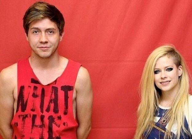 Avril Lavigne cobra caro para tirar foto com fãs brasileiros, mas evita proximidade