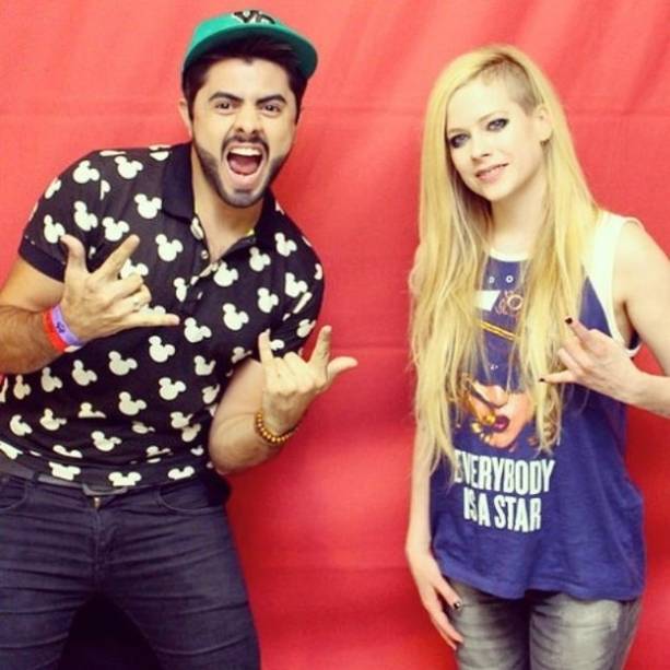 Com sorriso amarelo, Avril Lavigne posa ao lado de fã: Meet and Greet da cantora no Brasil saiu por 800 reais Com sorriso amarelo, Avril Lavigne posa ao lado de fã: Meet and Greet da cantora no Brasil saiu por 800 reais