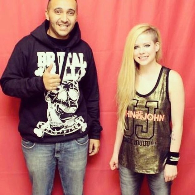 Avril posa para foto com fã brasileiro: a 800 reais, pacote incluía foto com a cantora, mas fãs não precisaram manter distância Avril posa para foto com fã brasileiro: a 800 reais, pacote incluía foto com a cantora, mas fãs não precisaram manter distância