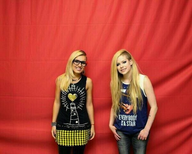 Avril posa para foto com fã brasileira: a 800 reais, pacote incluía foto com a cantora, mas fãs precisaram manter distância