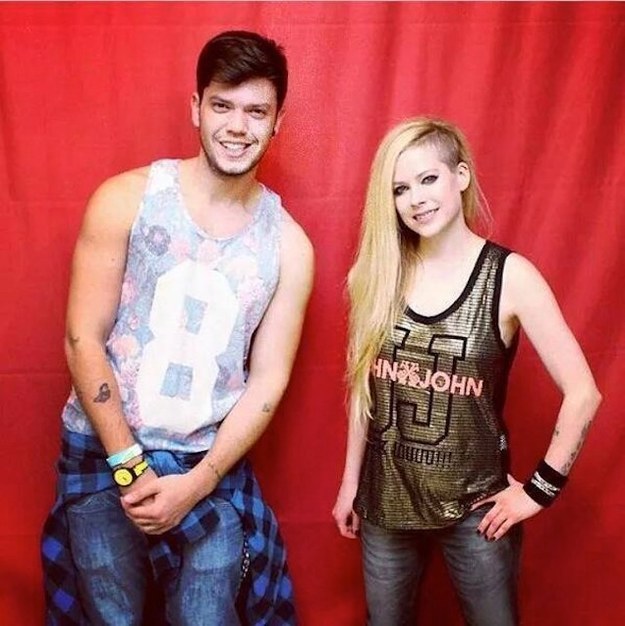 Avril posa para foto com fã brasileiro: a 800 reais, pacote incluía foto com a cantora, mas fãs precisaram manter distância