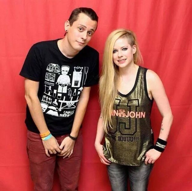 Avril posa com fã brasileiro: a 800 reais, pacote incluía foto com a cantora, mas fãs precisaram manter distância