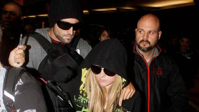 Avril Lavigne desembarca no aeroporto de Guarulhos