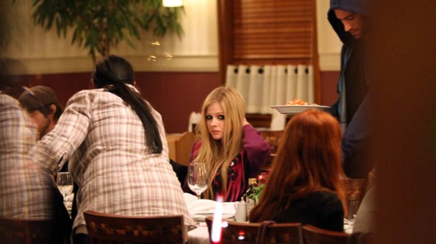 Avril Lavigne janta acompanhada do namorado após show em São Paulo