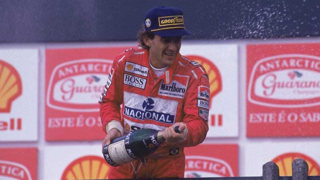Ayrton Senna comemora o bicampeonato pela equipe McLaren no pódio do GP Brasil de Fórmula 1 em 1993. 29/03/1993