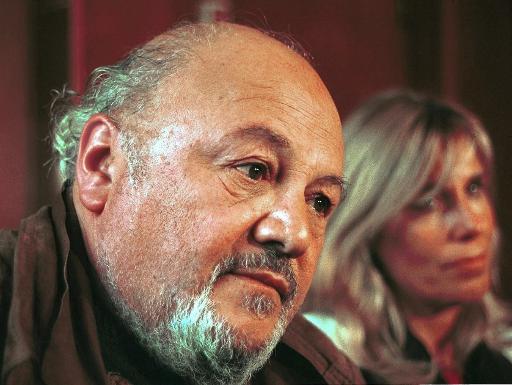 O advogado Eduardo Contreras em uma coletiva de imprensa, em 10 de julho de 2000, em um hospital de Viña del Mar, no Chile