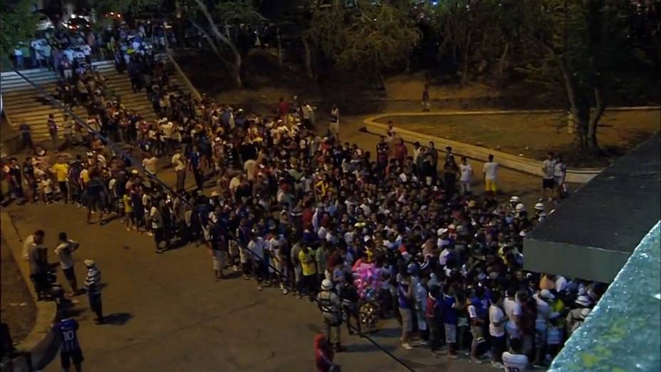 Torcedores aglomerados fora do estádio no início do jogo entre Bahia e Santos, em Feira de Santana