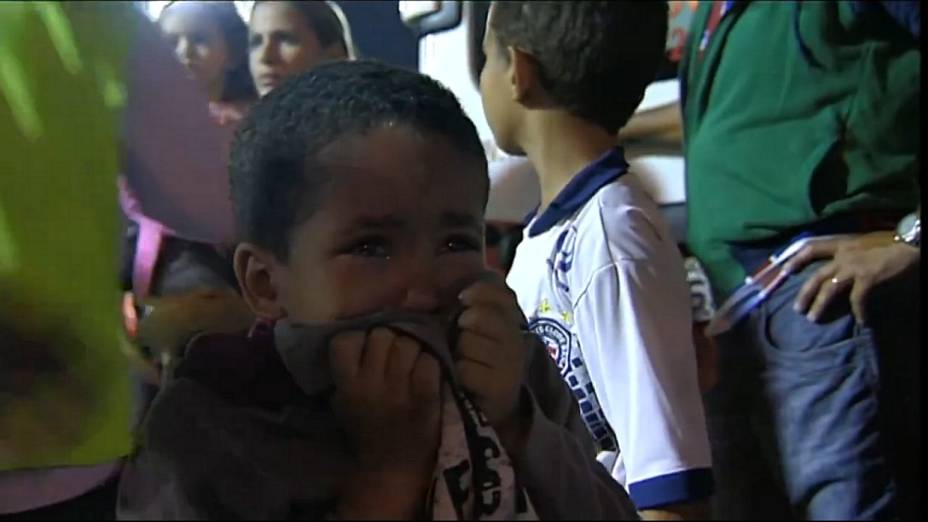 Garoto chora no campo do Jóia da Princesa após ser retirado da arquibancada superlotada