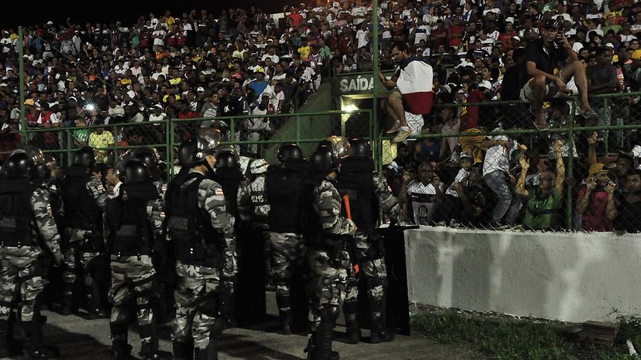 Superlotação causa tumulto nas arquibancadas e PM foi chamada a agir para evitar tragédia