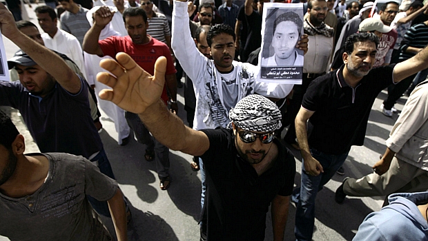 Manifestantes gritam slogans contra o governo em funeral de dois homens em Sitra