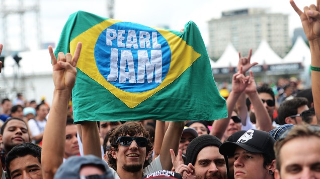Público aguarda show da banda Pearl Jam, no Lollapalooza