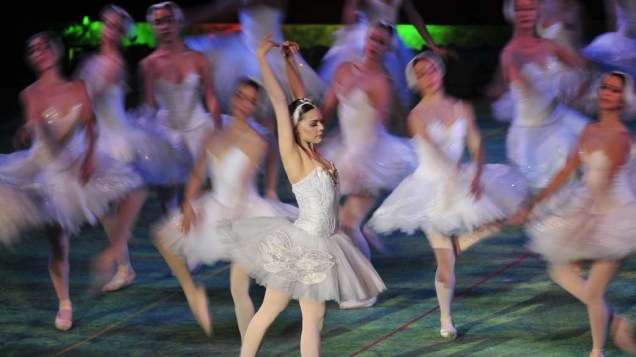 Bailarinas da Companhia Nacional de Dança apresentam "O Lago dos Cisnes" de Tchaikovsky no parque Chapultepec, na Cidade do México, México