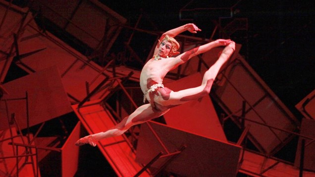 Bailarino Igor Siadzko durante apresentação da obra "Fausto" em Atenas, Grécia