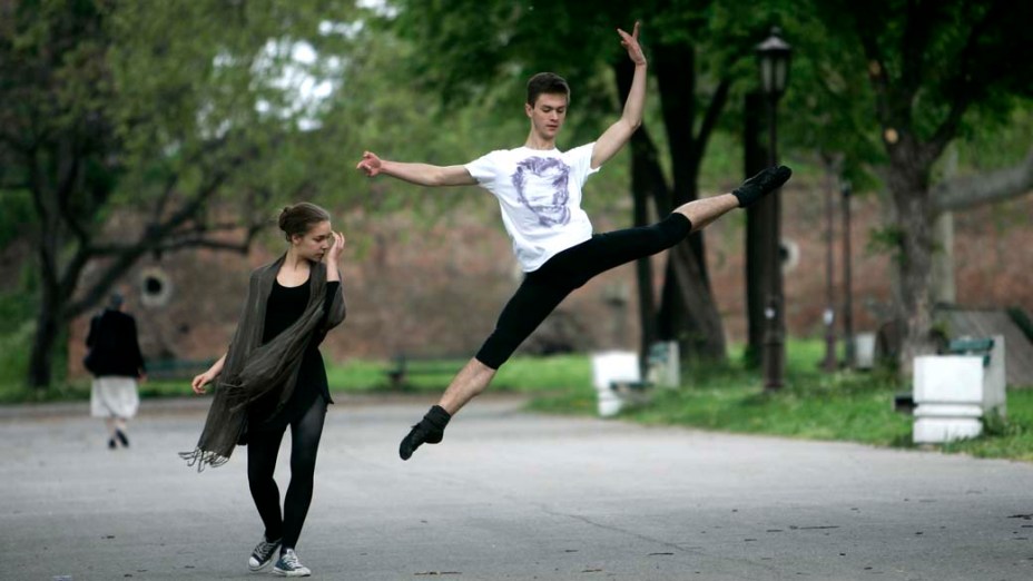 Bailarinos em parque no centro de Belgrade, Sérvia