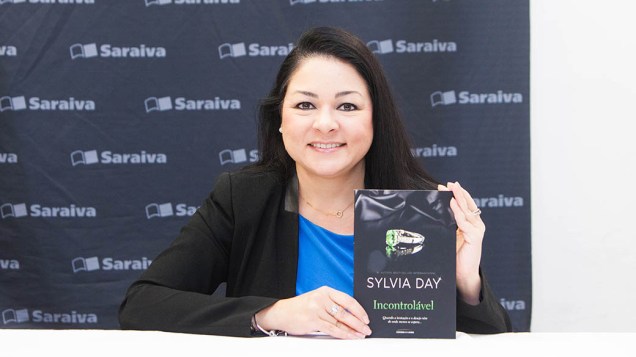 A escritora Sylvia Day durante sessão de autógrafos, em São Paulo