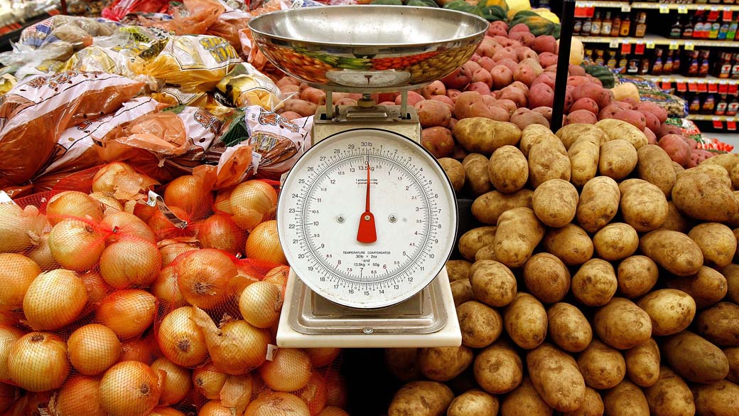 Balança na sessão de legumes de um supermercado em Washington