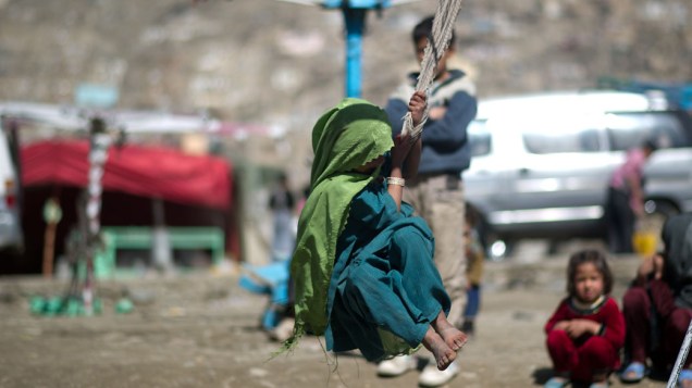 Crianças bricam de balanço em Cabul, no Afeganistão