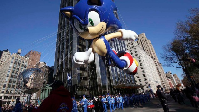 Balão do personagem de videogame Sonic durante a 85ª parada de Dia de Ação de Graças em Nova York, Estados Unidos