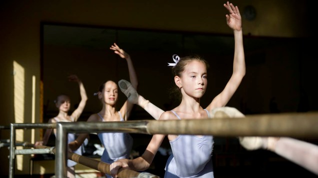 Estudantes durante aula na Academia de Ballet de Bolshoi em Moscou, Rússia