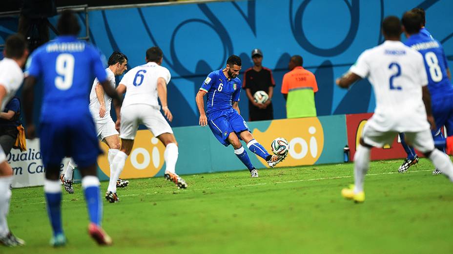 Antonio Candreva, da Itália, cruza a bola para Balotelli no jogo contra a Inglaterra na Arena Amazônia, em Manaus