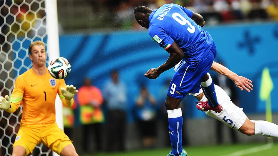 O italiano Balotelli marca de cabeça o segundo gol da Itália contra a Inglaterra, na Arena Amazônia em Manaus