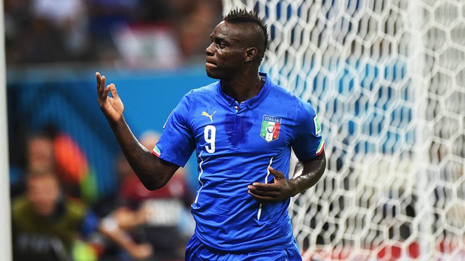 Mario Balotelli comemora o segundo gol da Itália contra a Inglaterra na Arena Amazônia, em Manaus