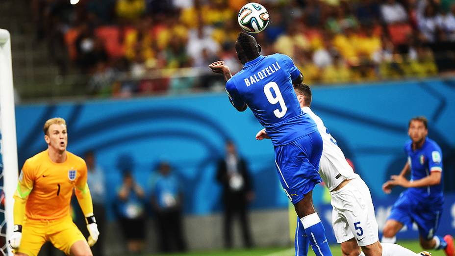O italiano Balotelli marca de cabeça o segundo gol da Itália contra a Inglaterra, na Arena Amazônia em Manaus