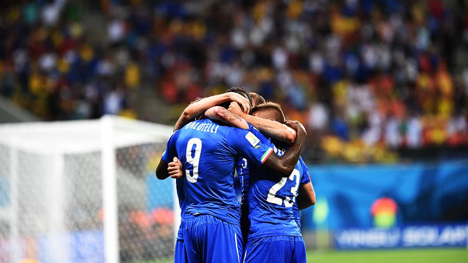 Jogadores da Itália comemoram o segundo gol da Itália contra a Inglaterra na Arena Amazônia, em Manaus