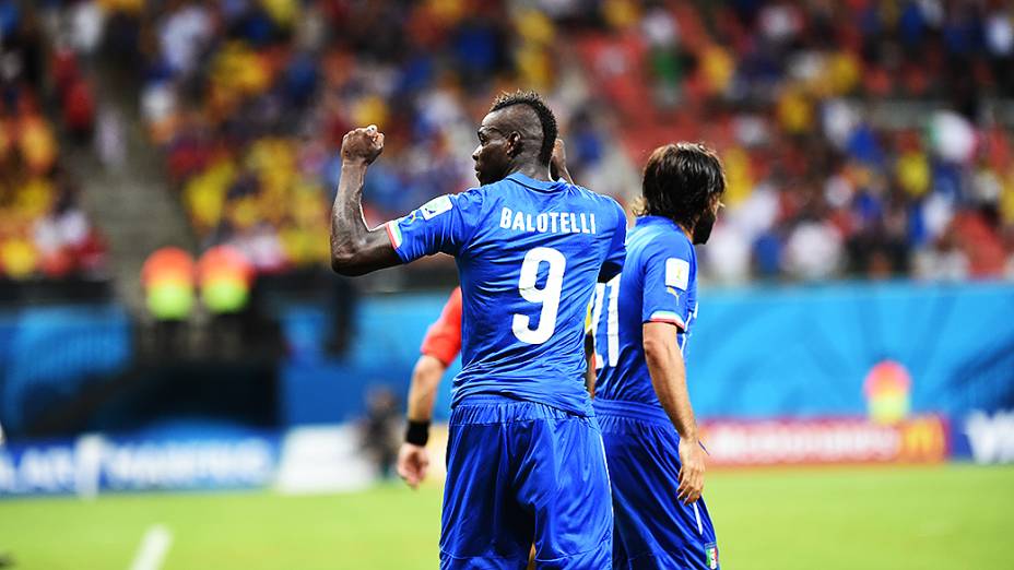 Mario Balotelli comemora o segundo gol da Itália contra a Inglaterra na Arena Amazônia, em Manaus