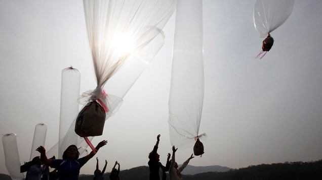 Norte-coreanos se preparam para lançar balões contendo folhetos de propaganda na cidade de Incheon, na Coreia do Sul