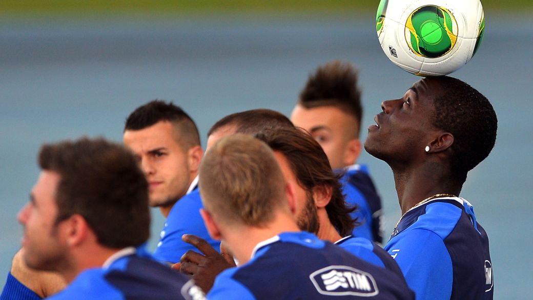 Balotelli no primeiro treino da Itália no Brasil, na segunda-feira, no Rio de Janeiro: grande esperança de gols da Azzurra na Copa das Confederações