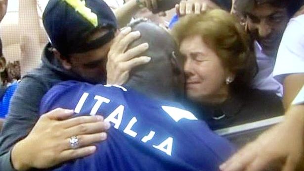 Balotelli beija a mãe adotiva, Silvia, depois de um jogo da Eurocopa-2012