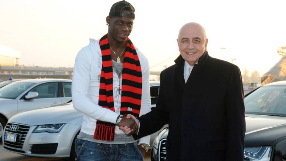 Balotelli é recebido pelo cartola Adriano Galliani, do Milan, no Aeroporto de Milão