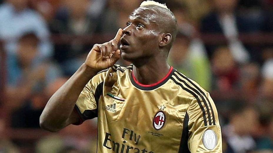 O atacante Balotelli no jogo entre Milan e Roma, no San Siro: ofensas racistas da torcida visitante