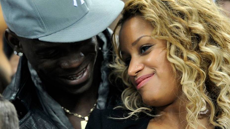 Mario Balotelli com a agora ex-noiva, Fanny Neguesha, no Estádio San Siro, em Milão