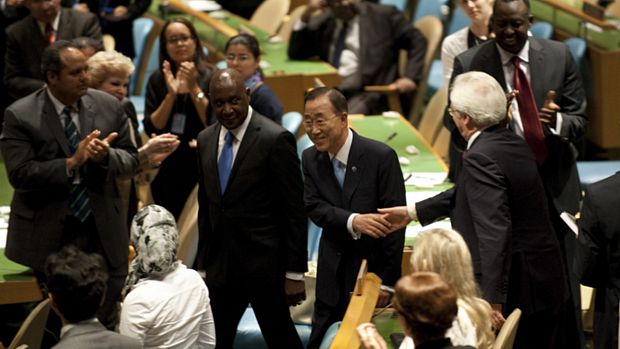 Membros da Assembleia Geral da ONU saúdam Ban Ki-moon após a sua reeleição