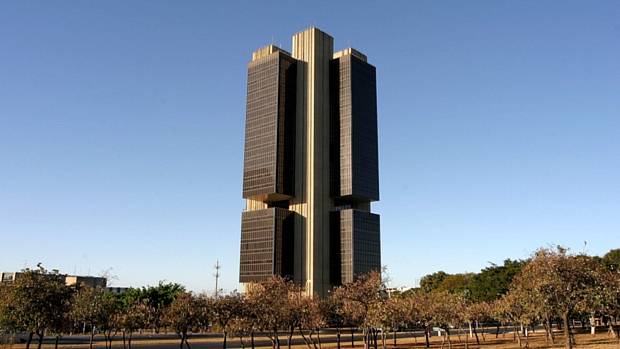 Mercado melhora previsão para inflação e PIB de 2026, mas mantém Selic em 13,75%