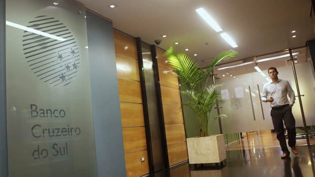 Funcionário na sede do Banco Cruzeiro do Sul, no Rio de Janeiro