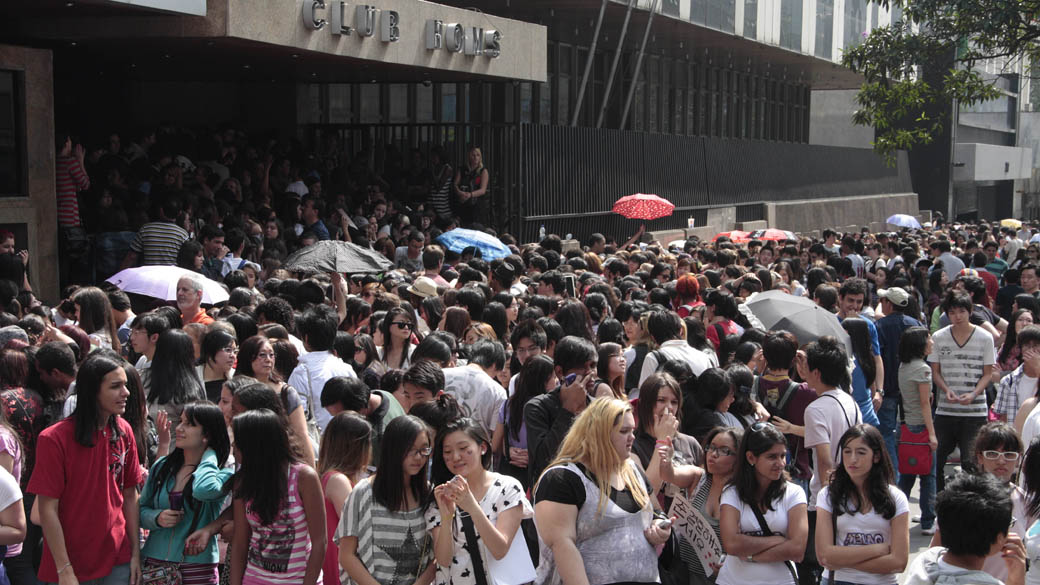 Fãs aguardam a chegada da banda Coreana MBLAQ, na porta do Club Homs na Avenida Paulista
