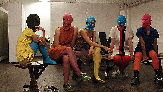 Integrantes do grupo punk Pussy Riot esperam para serem entrevistadas em Moscou, na Rússia