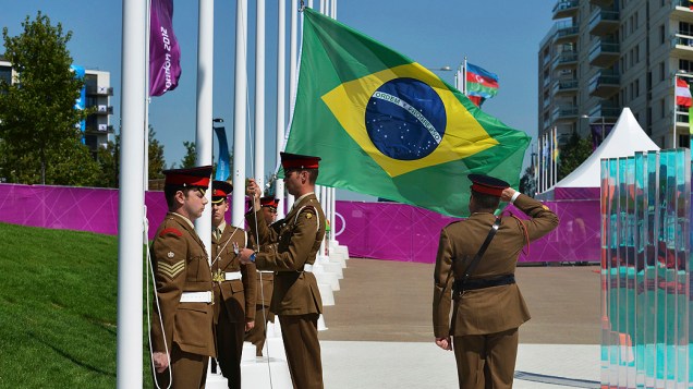 Bandeira brasileira é hasteada pela primeira vez na Vila Olímpica em Londres
