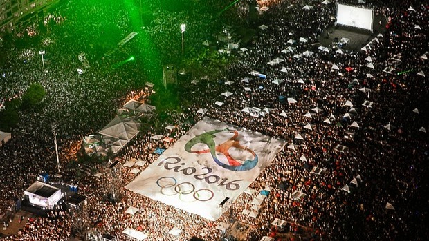 A bandeira gigante com a logo marca dos Jogos: atração à parte no réveillon de Copacabana